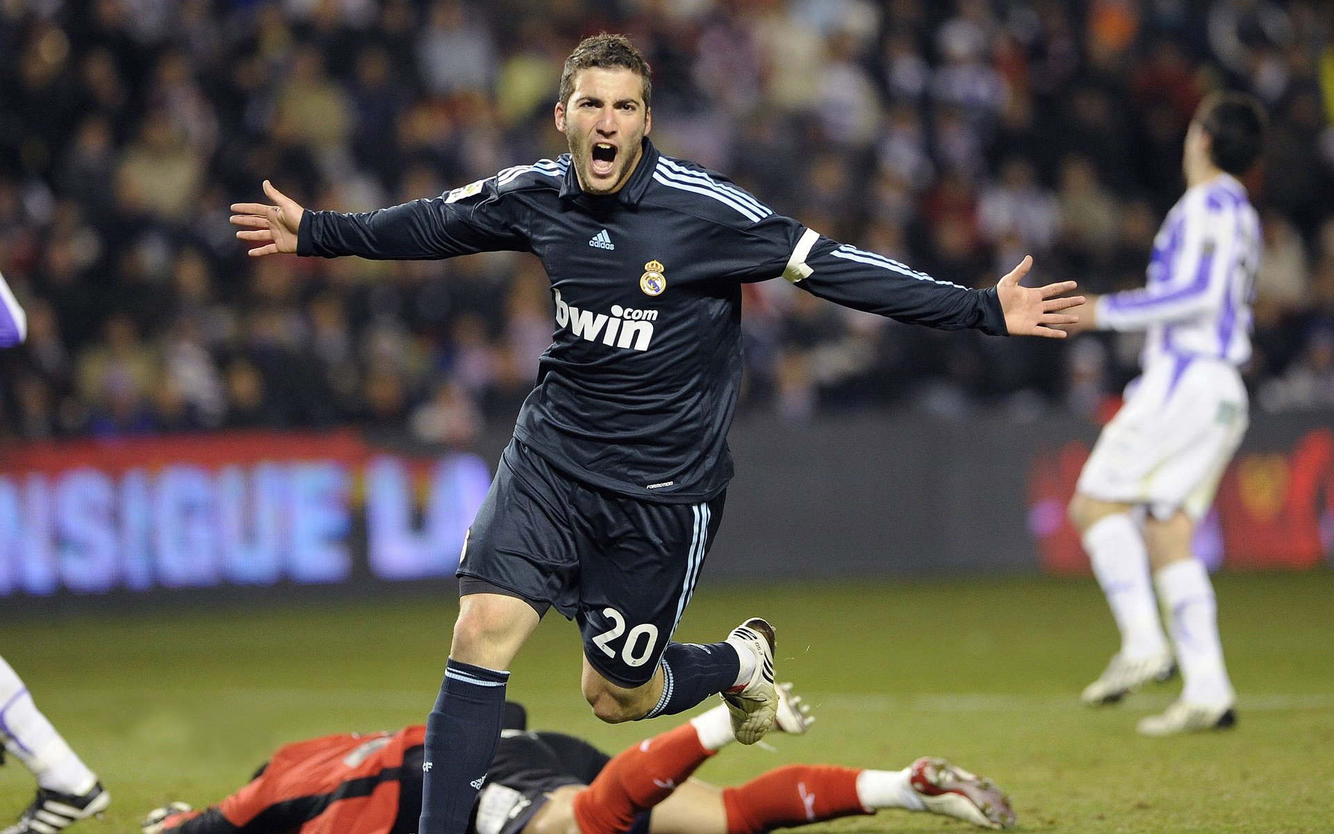 赛道上的空中接力，当文班亚马在F1赛道上接管比赛